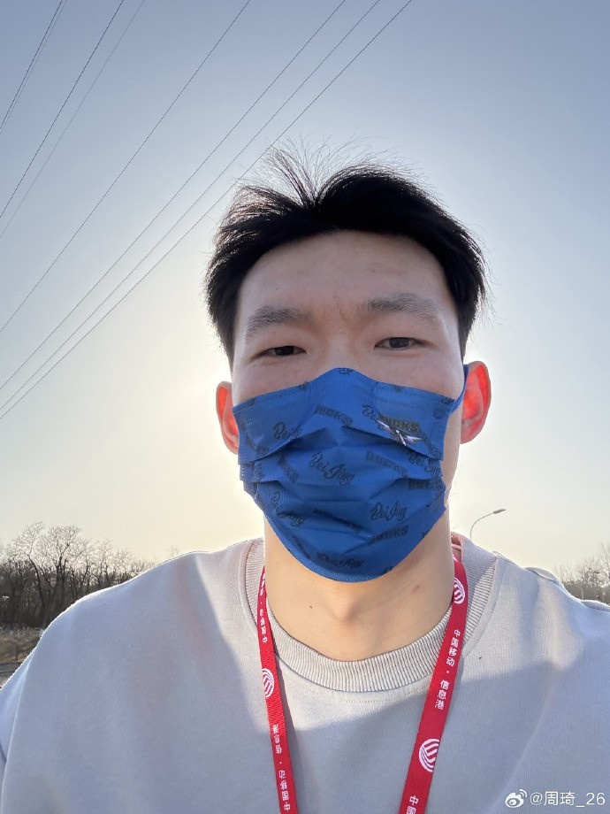 悠閑！周琦騎京牌電動車出行：太陽出來了 開京牌兜兜風(fēng)！