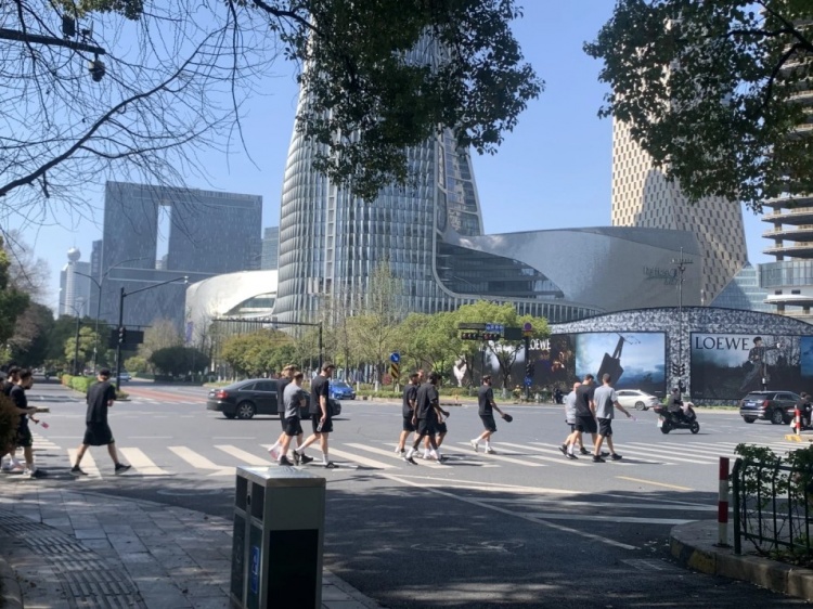 心態(tài)放松，有網(wǎng)友拍到澳大利亞隊(duì)早上在萬(wàn)象城citywalk