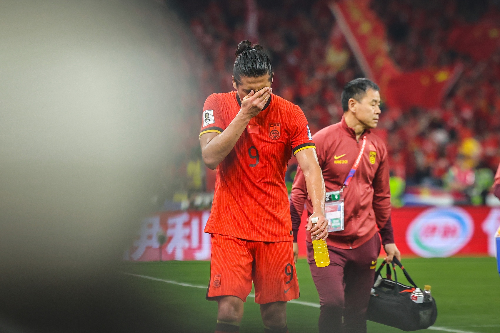 唉！國足0-2澳大利亞世預賽三連敗，張玉寧賽后謝場羞愧捂臉